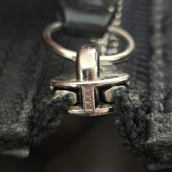 This is a Coach Park Signature Carrie Tote in Black - Picture 4 of 14